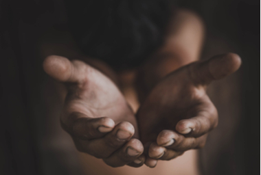 Dieses Bild zeigt Hände gegen die Armut